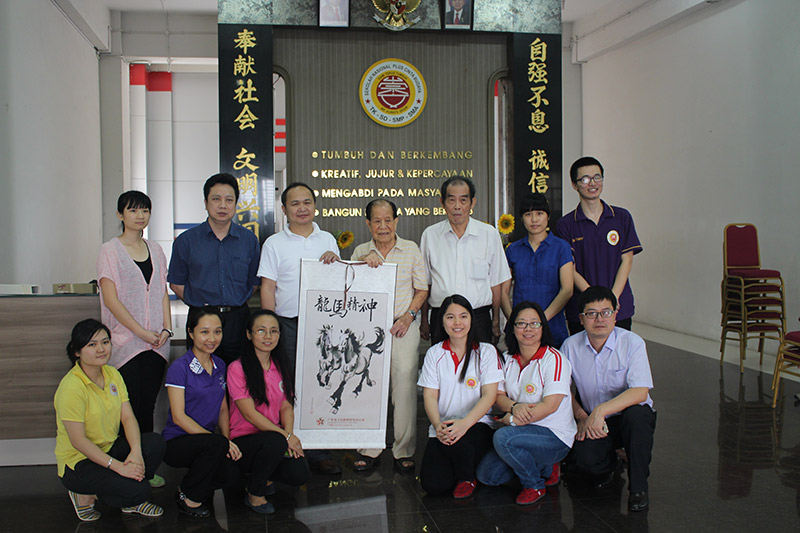 广东省海外交流协会访问团棉兰看望外派华文教师